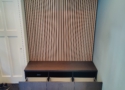 Deze akoestische wandkast gemaakt met panelen biedt veel opbergruimte en een kapstok