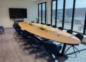 De ruime vergadertafel geeft plaats aan zestien personen en is perfect voor bedrijfsvergaderingen.
