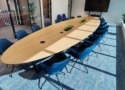 De ruime vergadertafel geeft plaats aan zestien personen en is perfect voor bedrijfsvergaderingen.