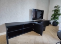 Dit tv-meubel melanine is 280x45x45 in de kleur zwart met houtnerf en heeft zowel lades als kasten en biedt voldoende opbergruimte.