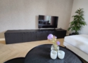 Dit tv-meubel melanine is 280x45x45 in de kleur zwart met houtnerf en heeft zowel lades als kasten en biedt voldoende opbergruimte.