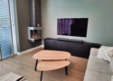 Deze modern eiken tv-meubel beschikt over een gestabiliseerde kern en is afgewerkt in de kleur VantaBlack. De maten zijn 250x37x60 en de gebruikte materialen zijn duurzaam verantwoord.