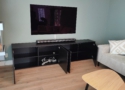 Deze modern eiken tv-meubel beschikt over een gestabiliseerde kern en is afgewerkt in de kleur VantaBlack. De maten zijn 250x37x60 en de gebruikte materialen zijn duurzaam verantwoord.