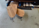 Dit moderne salontafel set van eikenhout met stalen poten past in iedere woonkamer