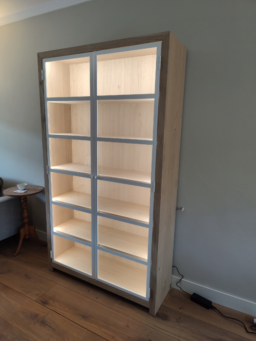 Op maat gemaakte eikenhouten kast met glazen deuren