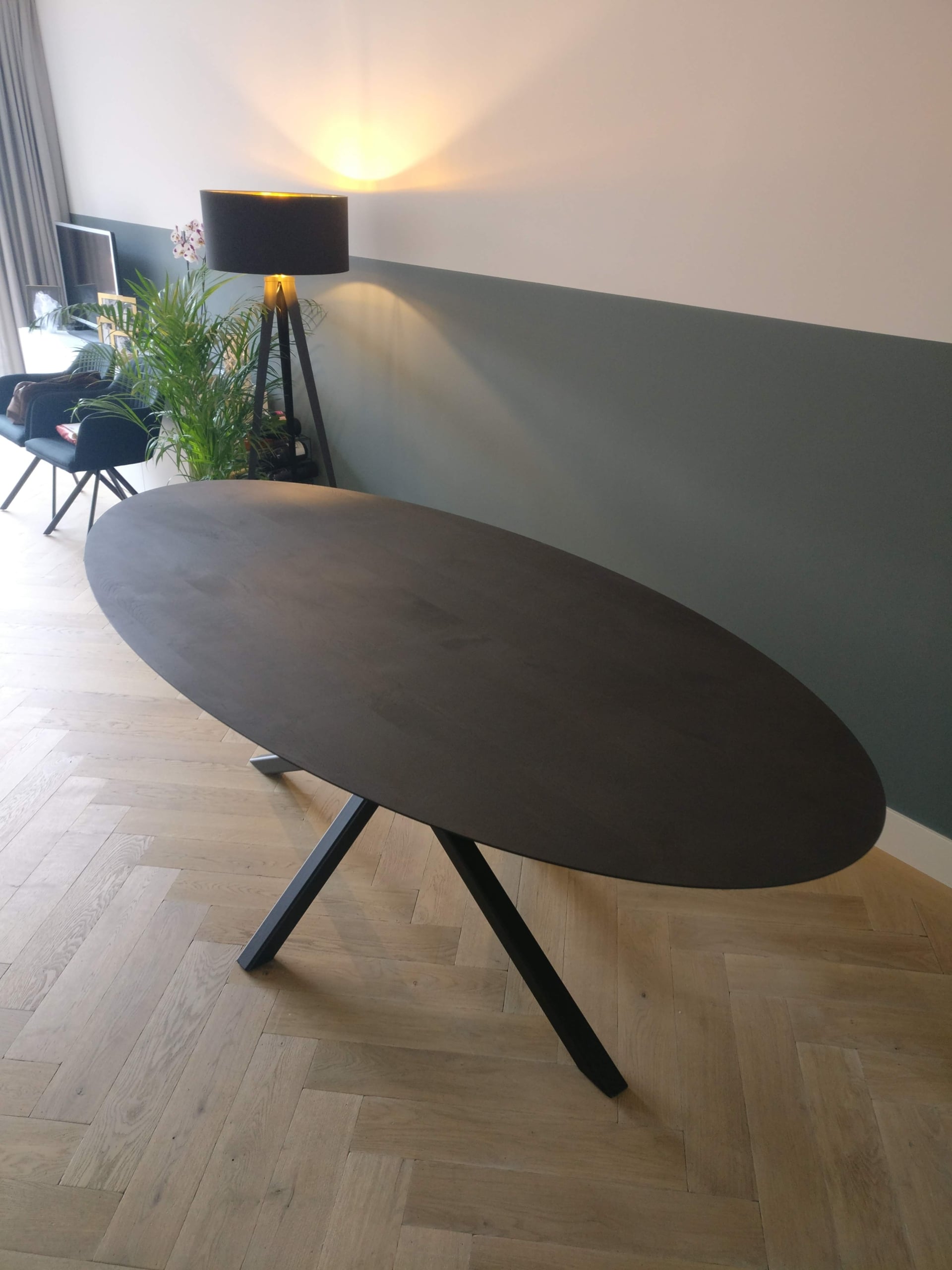 ovale tafel met schuine rand in het zwart