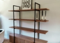 De eiken boekenkast met stalen frame is gemaakt van eikenhout met gestabiliseerde hout met eiken toplaag in de afmetingen 230x220x40cm.
