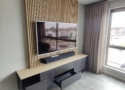Eiken tv-meubel met wandgemonteerd decorpaneel