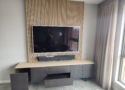 Eiken tv-meubel met wandgemonteerd decorpaneel
