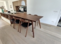 tafel notenhout 260x100cm biedt ruimte voor zes tot acht personen