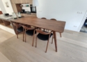 tafel notenhout 260x100cm biedt ruimte voor zes tot acht personen