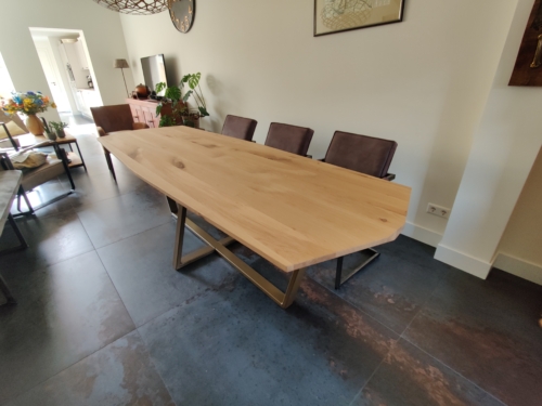 Robijnvormige tafel 260x90cm