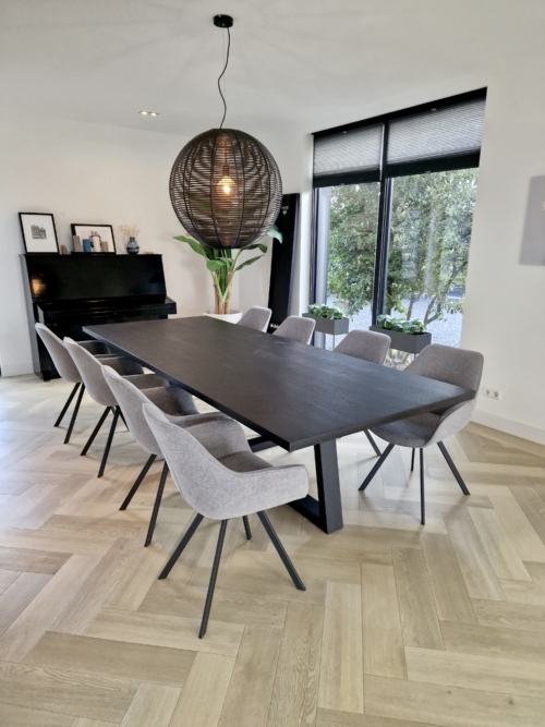 Zwarte eettafel met houten blad