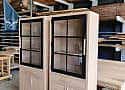 Exclusieve boekenkast of drankkast met glasdeuren