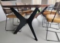 Notenhouten design eettafel met unieke vlinderpoot zwart mat met fijnstructuur