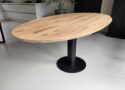 Deze prachtige ovalen tafel met unieke schuine tafelrand voor een minimalistisch organisch design