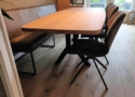 Stroere tafel met een eikenhouten tafelblad en zwarte robuust stalen tafelpoot