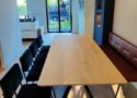 Strakke tafel met ronde hoeken afgewerkt met stijlcoatings Texel