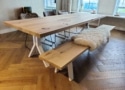 Tafel met witte tafelpoot met bijpassende bank op maat gemaakt
