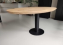 Deze unieke ovale tafel met een prachtig met schuine tafelrand voor een dynamische design