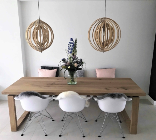 Strakke eikenhout eettafel met houten poot en zwevend blad