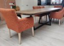 Deze tafel met minimalistisch frame biedt veel ruimte voor wel 10 stoelen.
