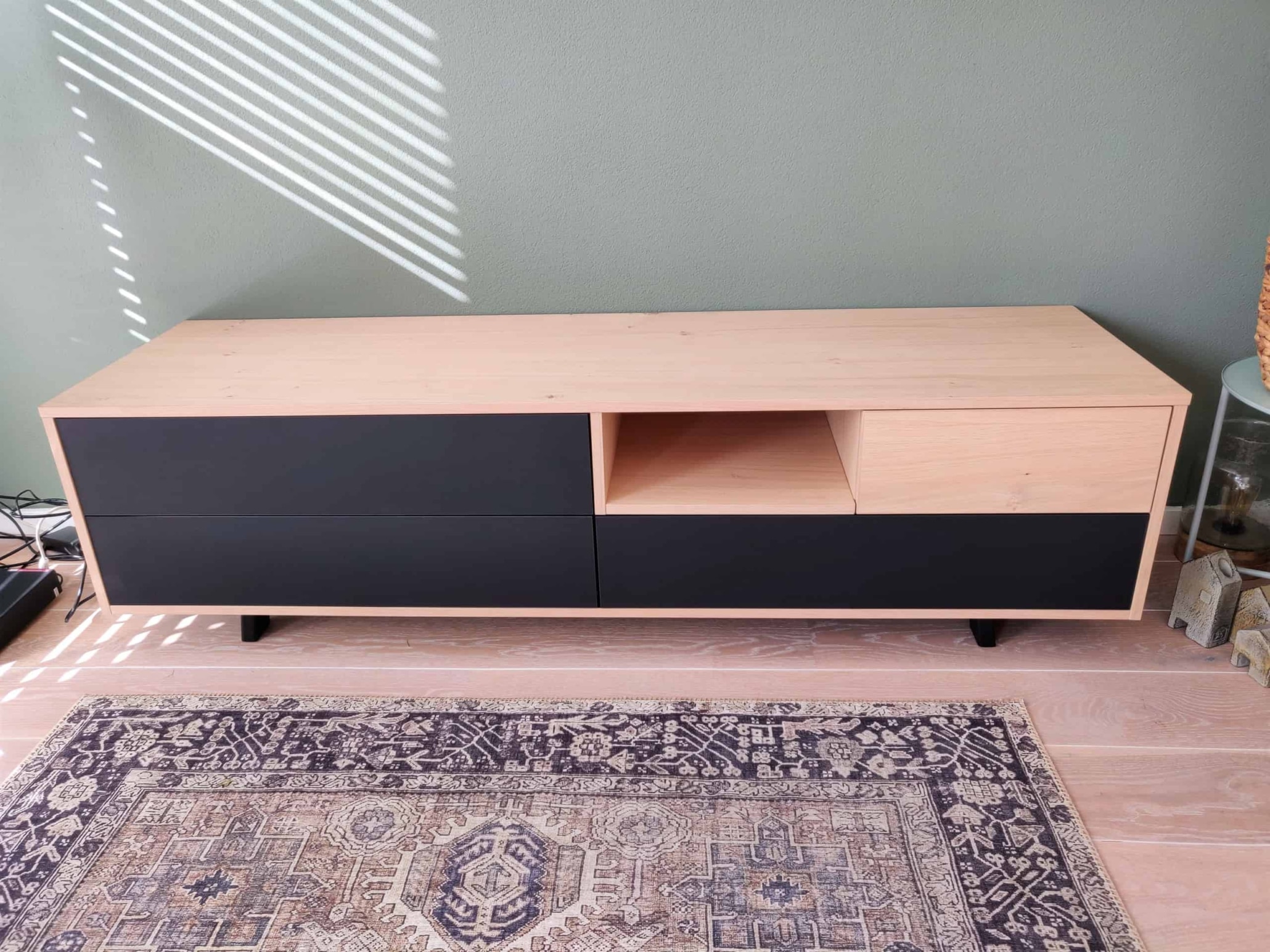 tv meubel zwart hout wordt volledig op maat gemaakt